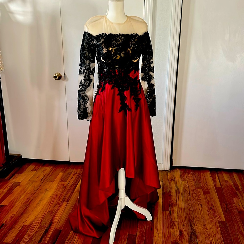 Dress, formal, sz 8, Brand new. Prom. Deep red with black lacing. Beige bodice.